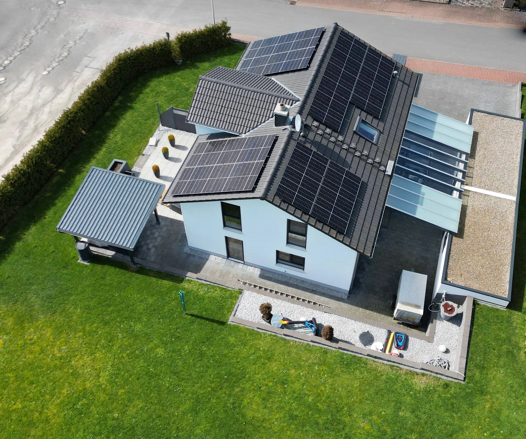Solarmodule auf einem Wohnhaus und angrenzender Garage